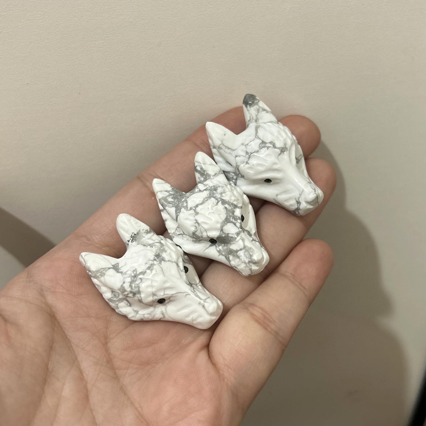 Bacatgem White Howlite Turquoise 1.57 inchs Wolf Head Pocket Crystals and Healing Stone Figurine,Haped DIY-Jewelry Pendant