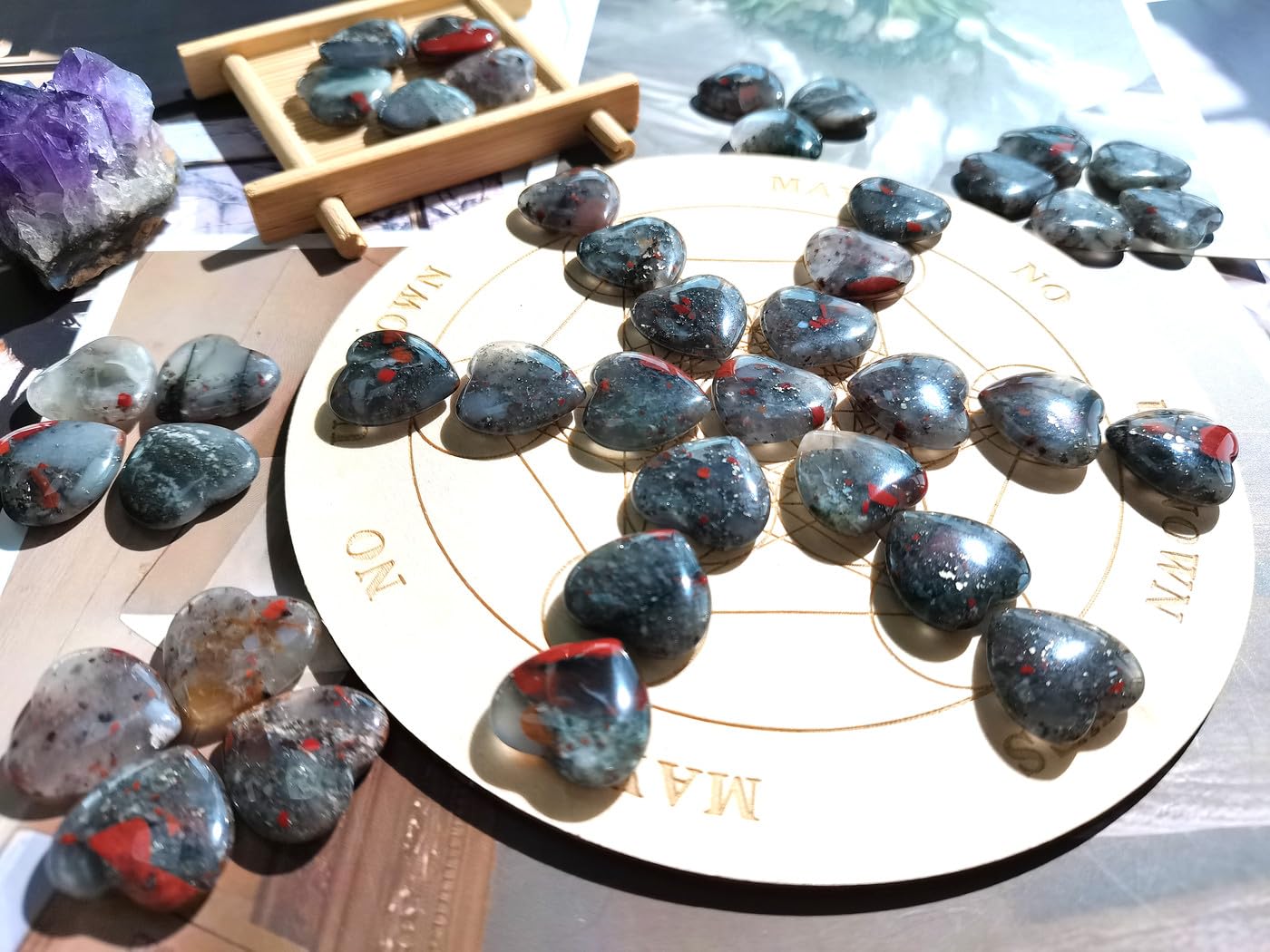 QINJIEJIE 20PCS African Bloodstone Heart Stones Crystals Bulk Love Shaped Worry Stone Heart Rock Pocket Polished Palm Gems Crystal Reiki Balancing Wholesale Carved Stone Decor Gift