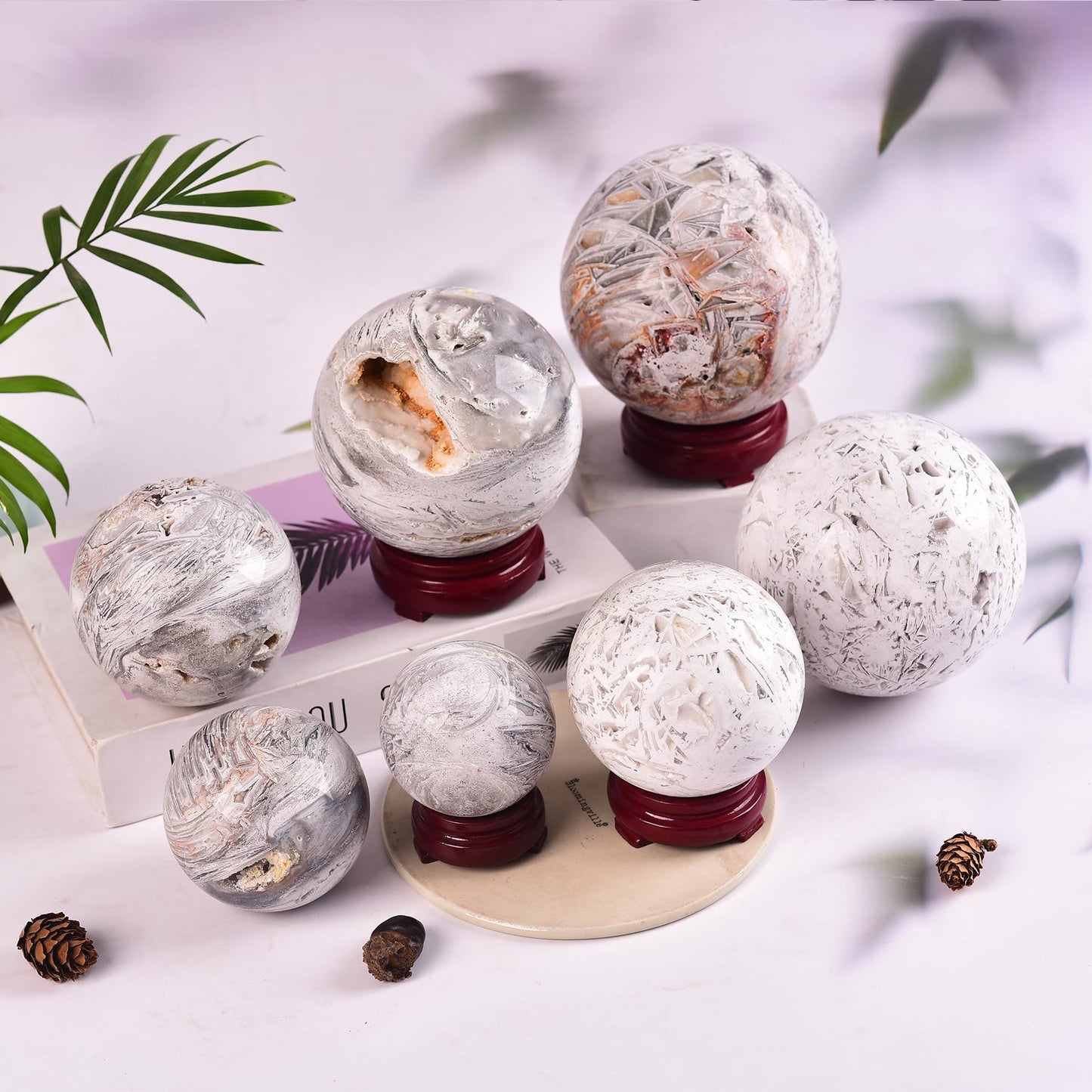 JIC Gem Natural Mexican White Agate Crystal Sphere Crystal Decorative Ball with Wooden Stand Meditation Balls for Witchcraft Reiki Gift 50-60mm