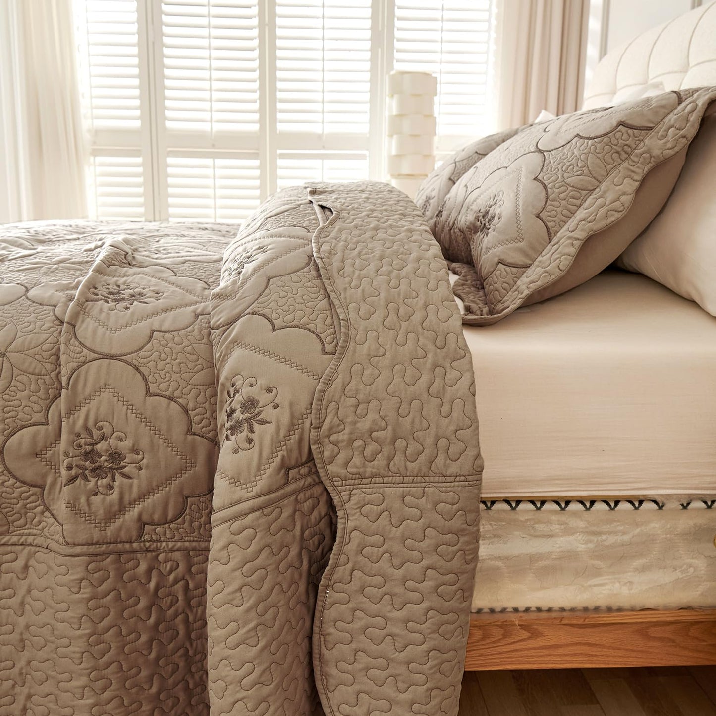 Cmfshape Floral Embroidery Quilt Set,3 Pieces King Quilt Bedding Set,Classic Diamond Pattern Quilts,Ultra Soft Lightweight Reversible Bedspread Coverlets for All Season(Taupe,102"x90")
