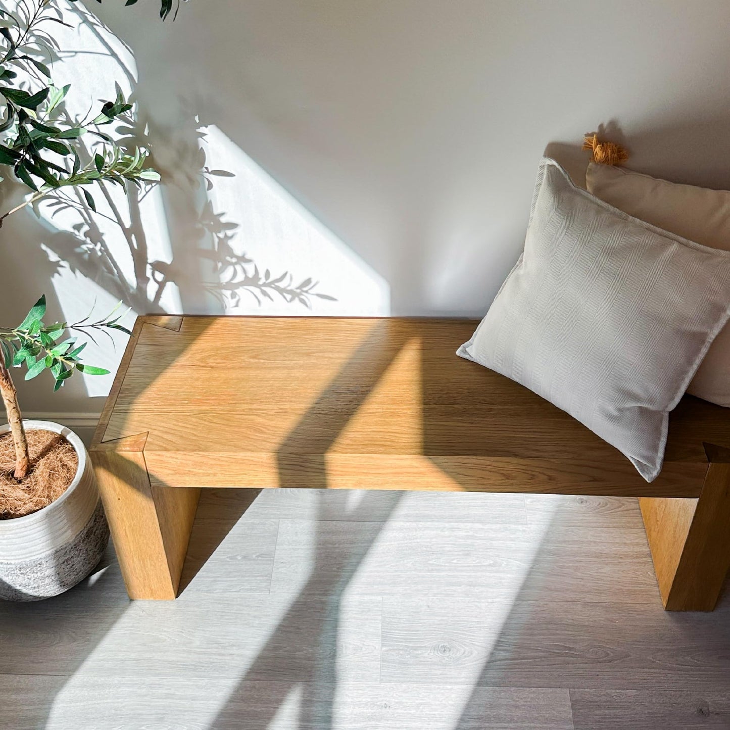 Maven Lane Zeno Bench – Natural Solid Wood – Ideal for Living Room, Entryway and Bedroom Décor