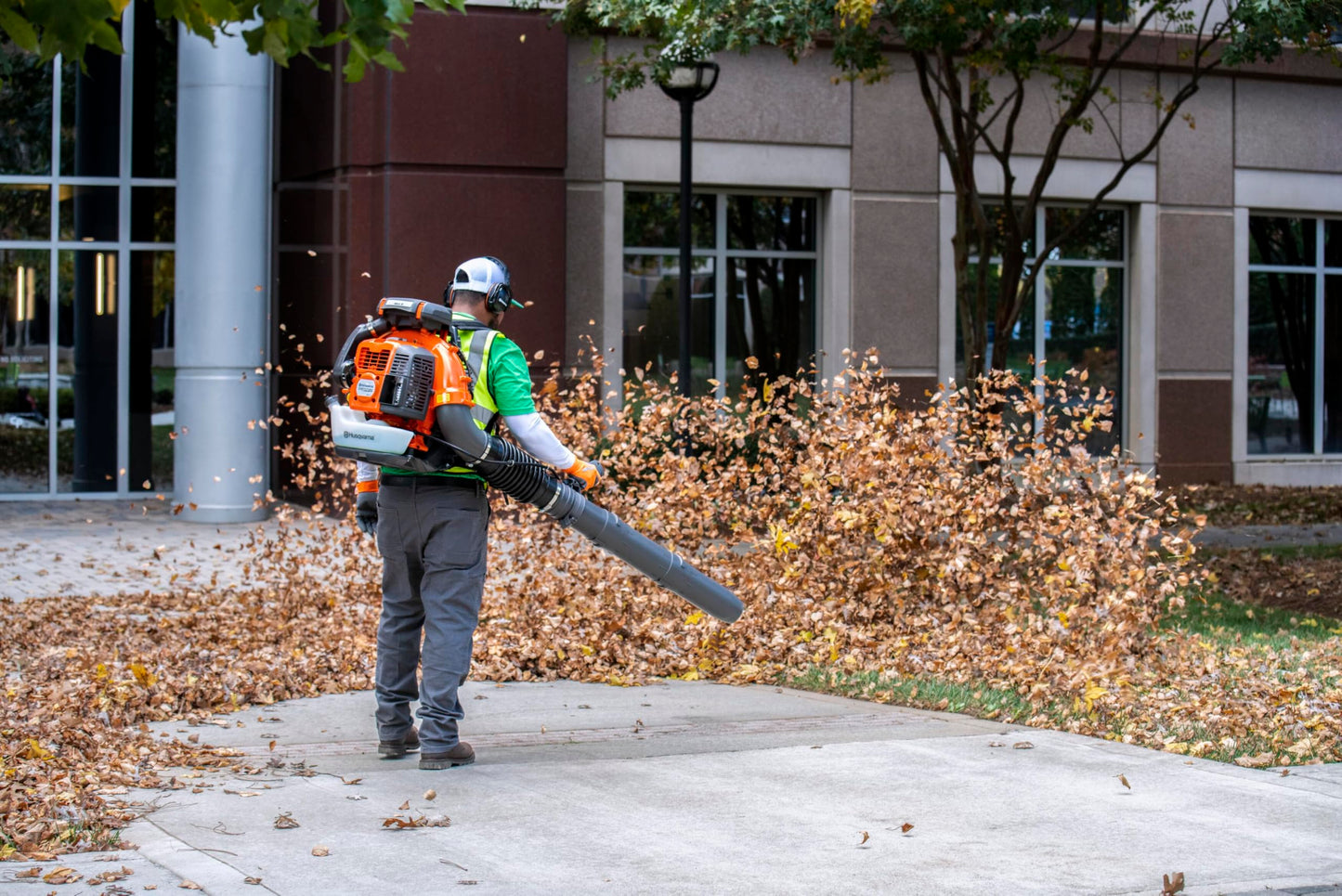 Husqvarna 580BTS Gas Backpack Leaf Blower, 75.6-cc 4.59-HP 2-Cycle Gas Leaf Blower, 1000-CFM, 47-N, 220-MPH Superior Blowing Capacity and Ergonomic, Ventilated Harness