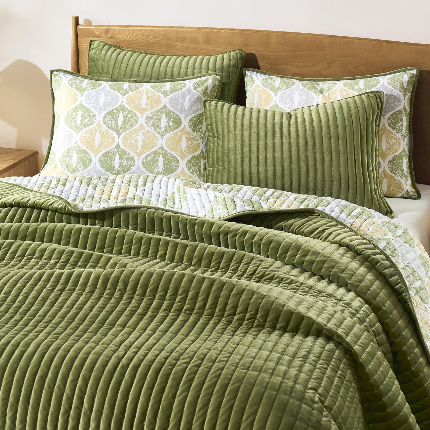 Wonderful King Quilt Set, Cotton Reversible Lightweight Comforter, Striped Channel Stitch Green Velvet Bedding with Ogee Printed, Breathable & Comfortable, Suitable for All Season Bedroom Use,106"x94"