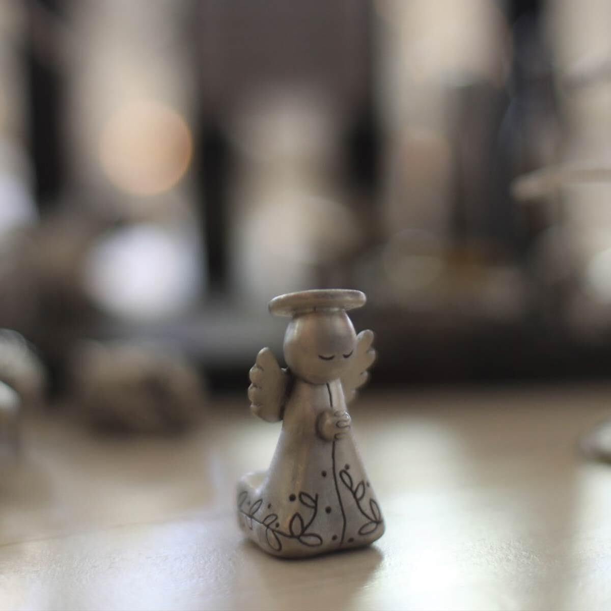 LISA LEONARD DESIGNS Pewter Kneeling Angel Nativity Figurine Hand-Molded Christmas Village Miniature Ornaments Holiday Home Decorations Collectible Religious Decor Christian Gift Scene Display