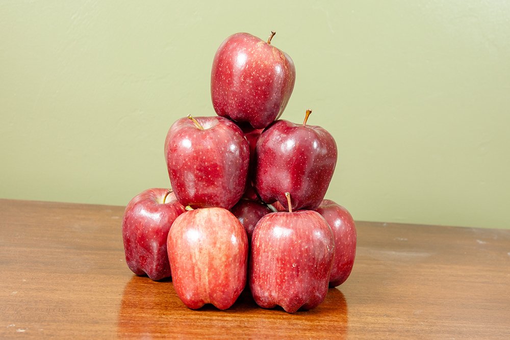 RED Delicious Apple Tree - Size: 3-4 ft, Live Plant, Includes Special Blend Fertilizer & Planting Guide