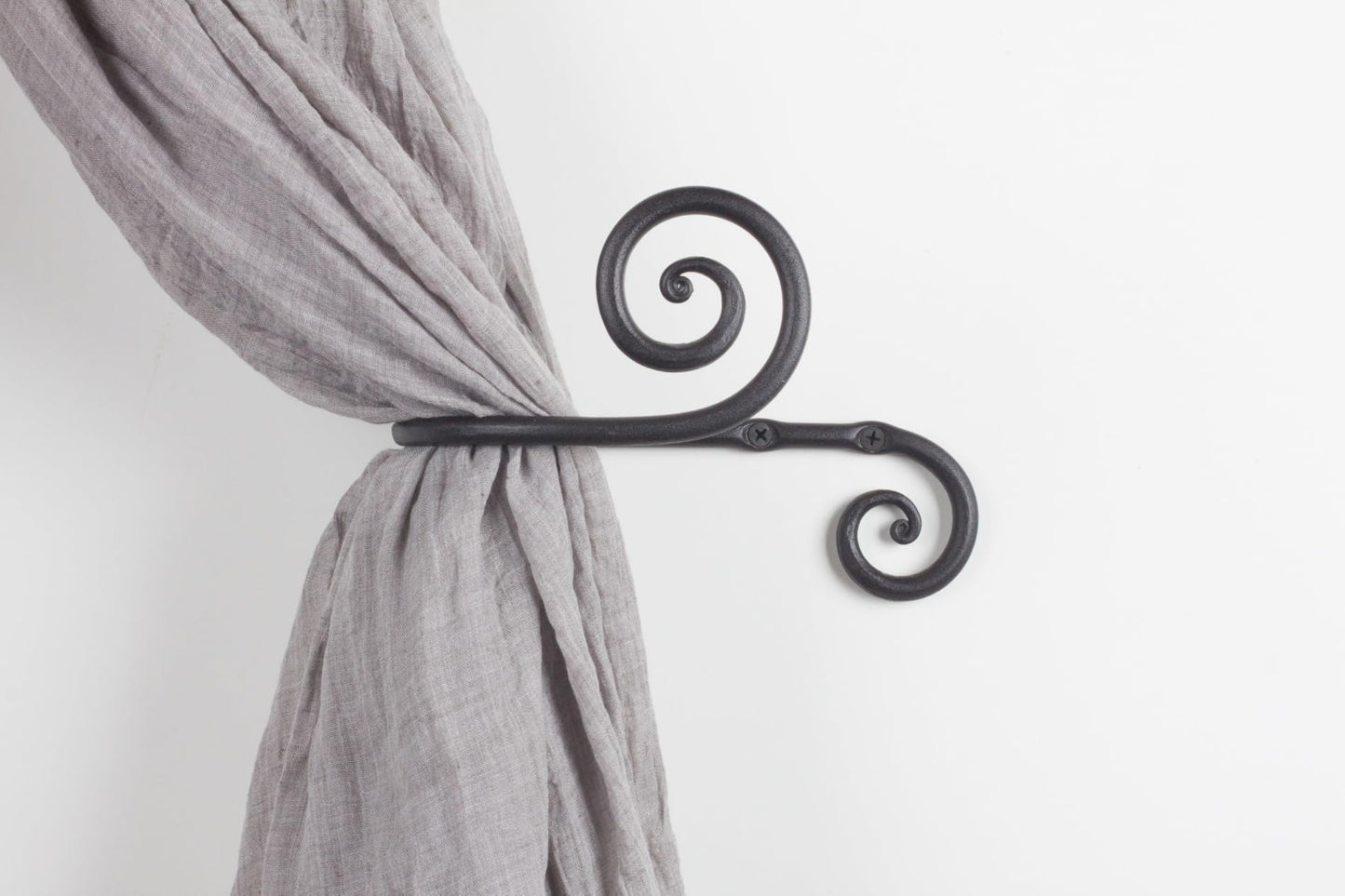 RTZEN Decorative Metal Curtain Tiebacks - Farmhouse Wrought Iron Curtain Holdbacks - Drapery Holders for Wall - Unique Metal Tie Backs for Curtains - 2 Pcs (Black Swirly)