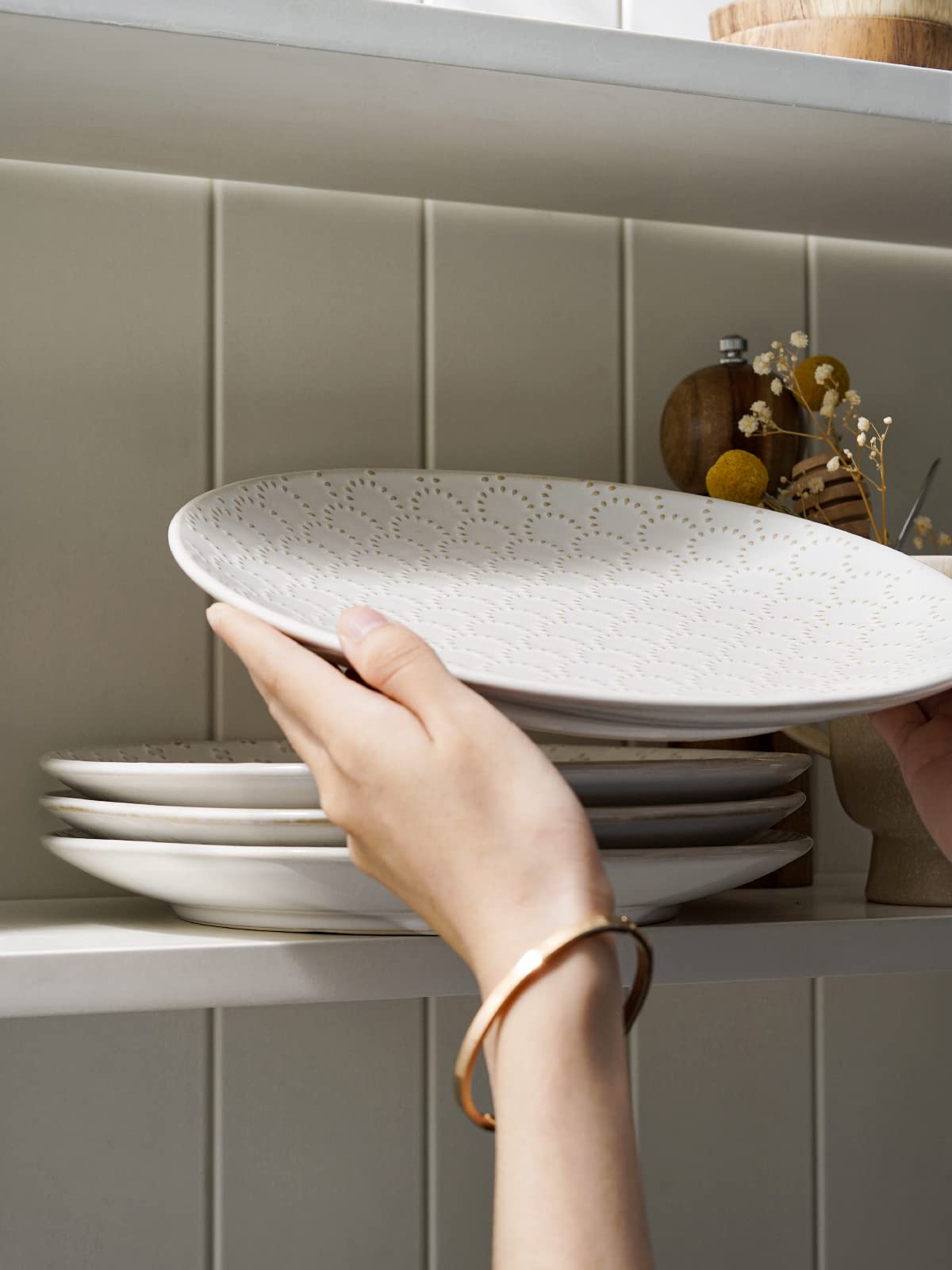 LE TAUCI 10 Inch Ceramic Dinner Plates Set of 4, Large Embossed Plate Set for Kitchen, Microwave & Dishwasher Safe Dinnerware Sets, Modern White Serving Dishes for Pasta, Steak - Arctic White