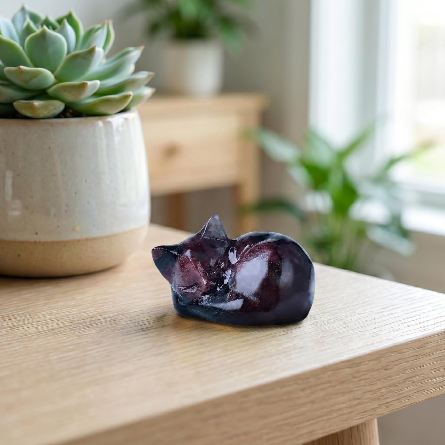 RUIJINGYUAN Natural Garnet Cat Statue - 2 Inch Hand Carved Healing Crystal Figurine, Sleeping Cat Stone Sculpture for Desk Decor, Office Home Gift for Cat Lovers