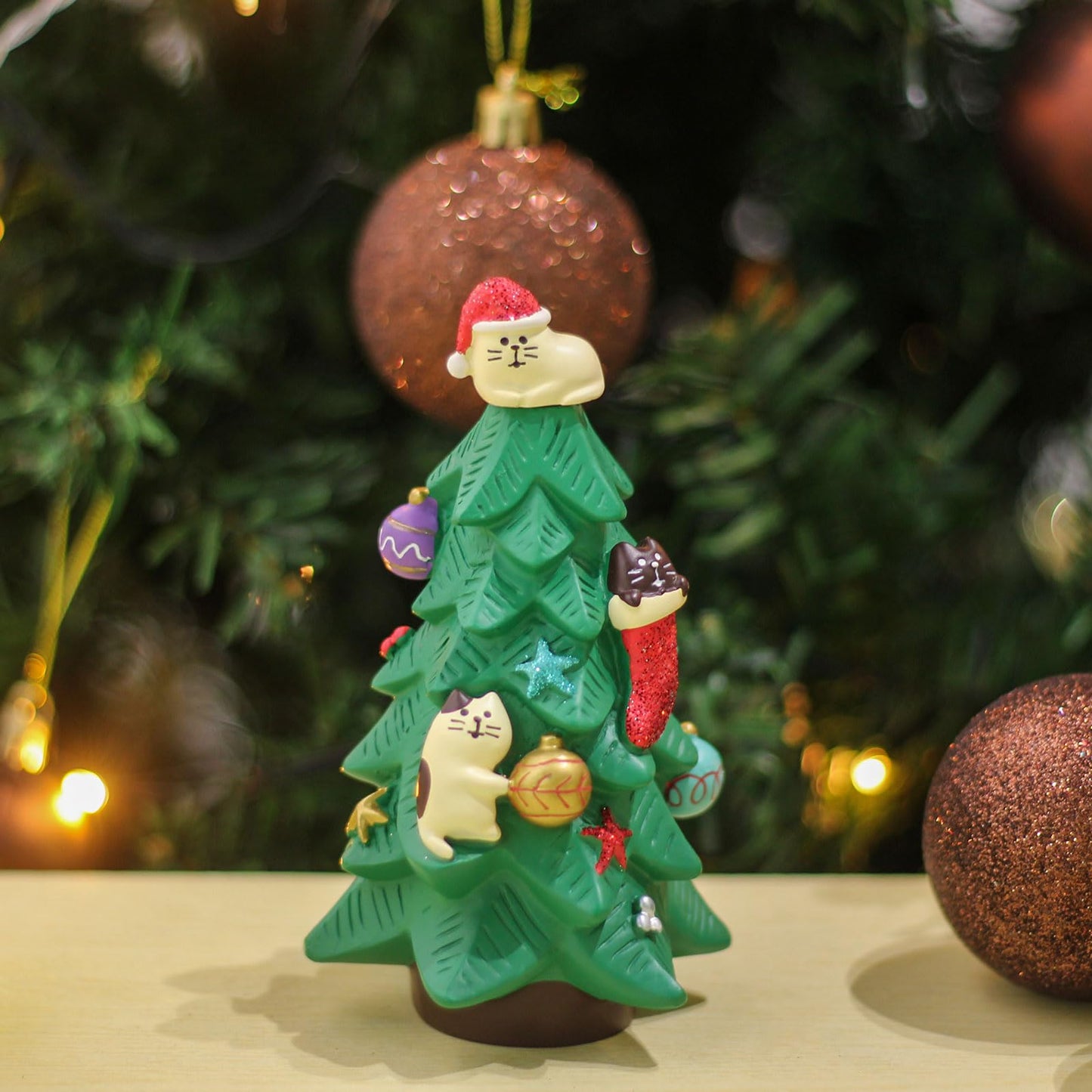 Refintural 5.1 Inch Resin Christmas Cat Tree - Perfect for Office, Home or Gift - Adorable Mini Christmas Tree with Cute Cat Kitten Figurines Cute Christmas Decoration for Cat Lovers