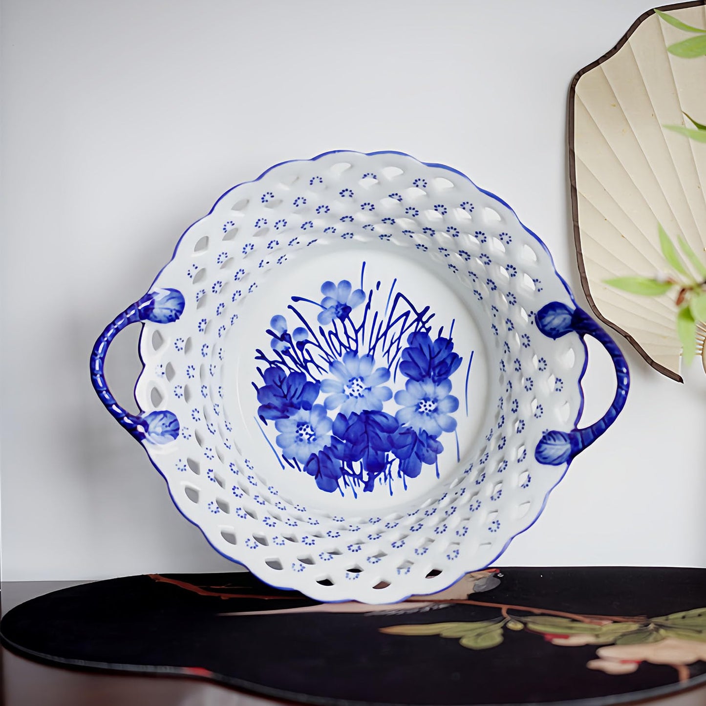 YYMayLsh Blue and White Ceramic Fruit Bowl with handle, Porcelain Decoration Bowl, Fruit Serving Plate, Storage Bowl, Decorative for Kitchen Counter, Home Decor
