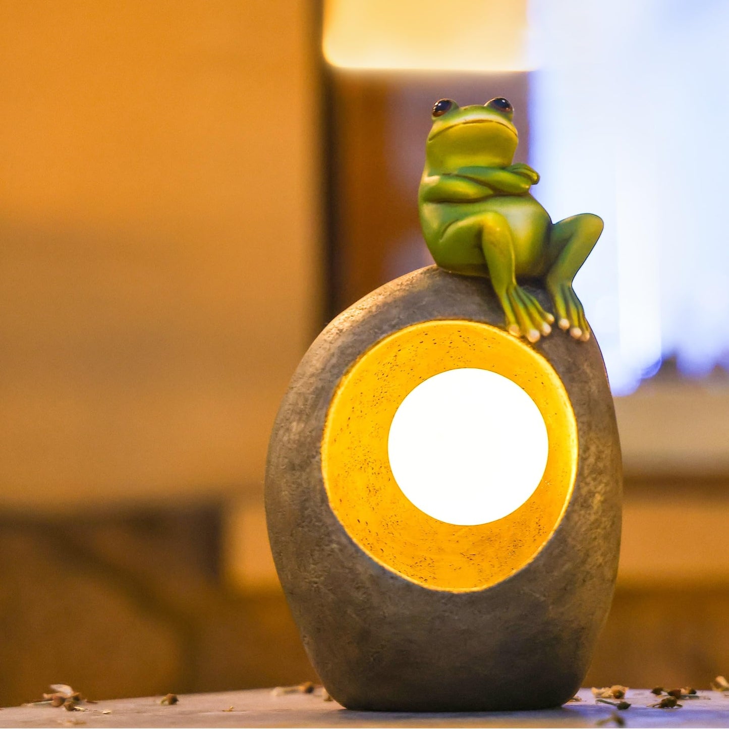 WHIMSYNOOK 9.1" Resin Perched Frog Solar LED Garden Statue Light, Ideal for Porch, Lawn, Yard, Housewarming, or Birthday Gifts for Mom, Family, and Froggy Lovers