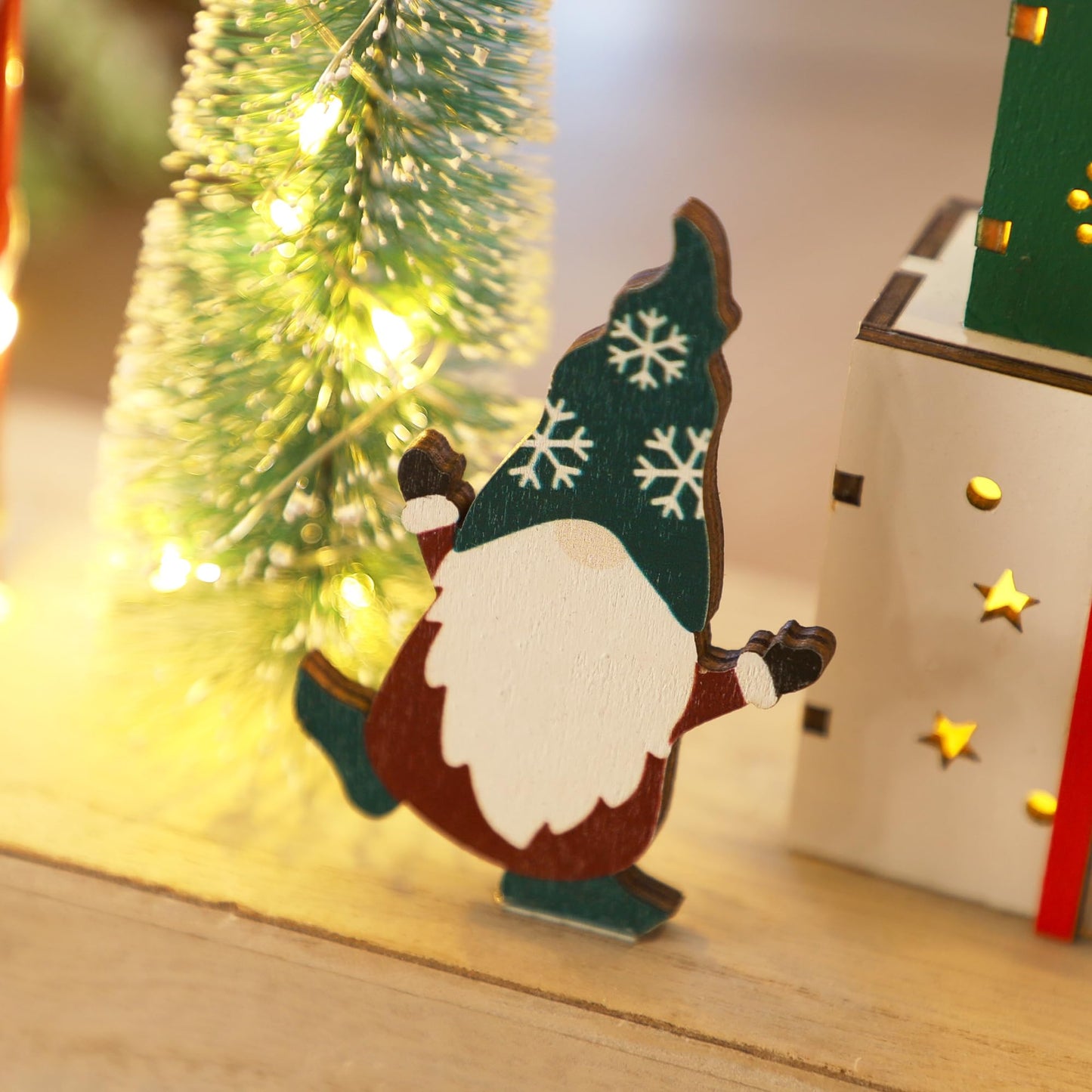 Christmas Tabletop Decoration, Wooden Lighted Christmas Gift Box Collectible Buildings Decorations, Christmas Giftboxes Santa Ornaments, Battery Operated Christmas Indoor Fireplace Table Decorations