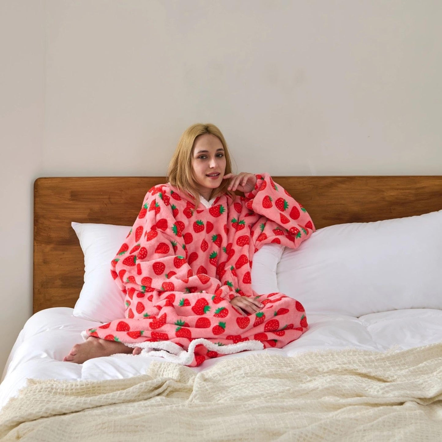 xuan dian Wearable Blanket Sweatshirt Gifts for Women and Men, Warm and Cozy Giant Blankets Hoodie, Thick Flannel Blanket with Sleeves and Giant Pocket - Strawberry