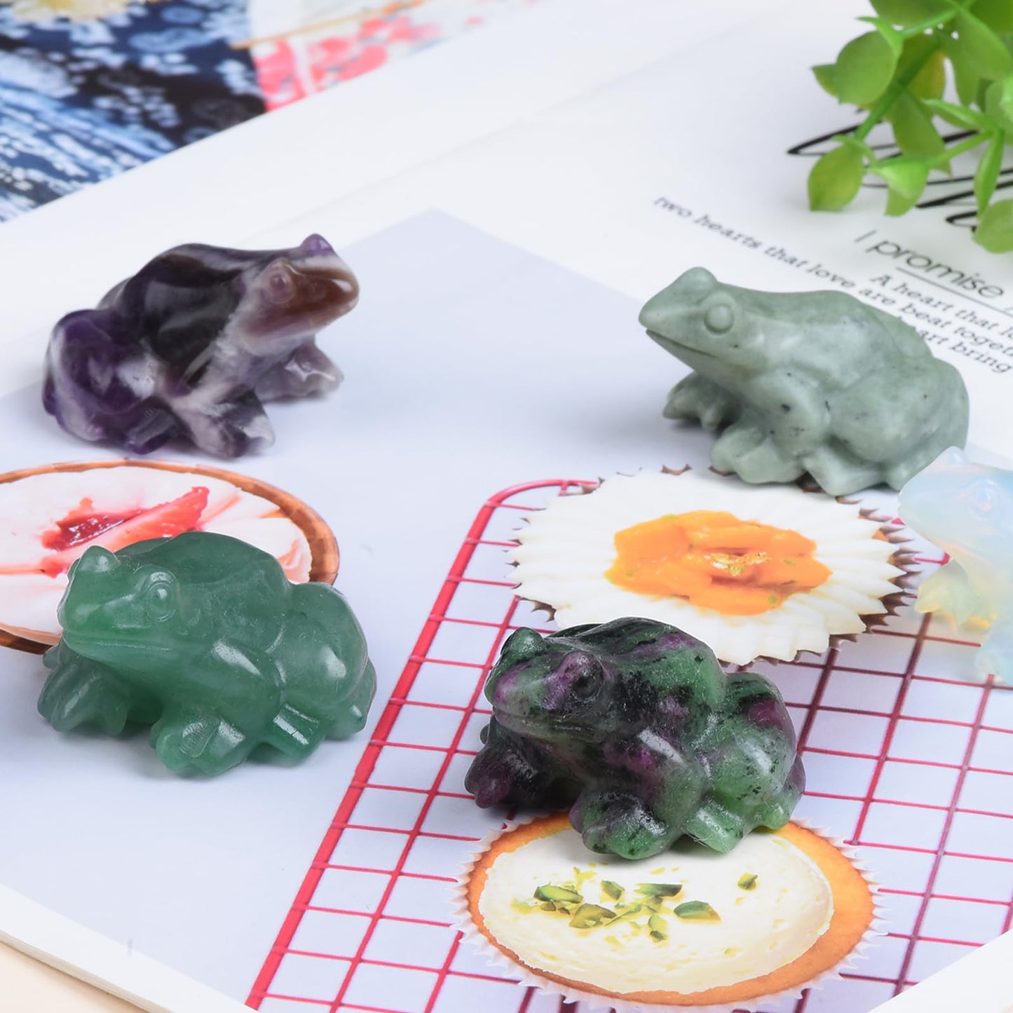 QLRSUXN 2 Inch Fluorite Frog Crystal Figurine,Frog Gifts Healing Crystal Decor，Frog Garden Statue Stone Energy Gemstones, in Bedroom Office Christmas Meditation Gifts Aquarium Decoration