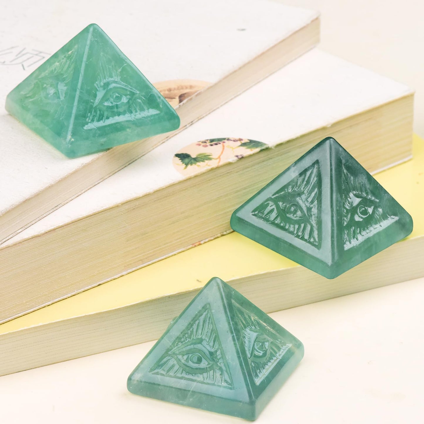 QLRSUXN Fluorite Healing Crystal Pyramid,Natural Stone Green Pyramid for Meditation, Reiki Energy, Chakra Balancing,Energy Enhancement Great Gift for Home Decor, Office Desk, and Spiritual Practices