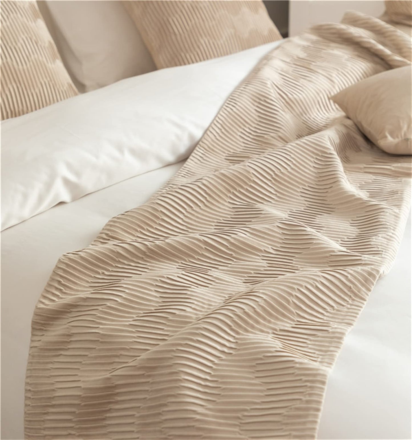 Fudaiki Bed Runner Solid Quilted Fleece Bed Throws for Foot of Bed Bedding Scarf Protection for Bedroom Hotel Full/Queen Beige