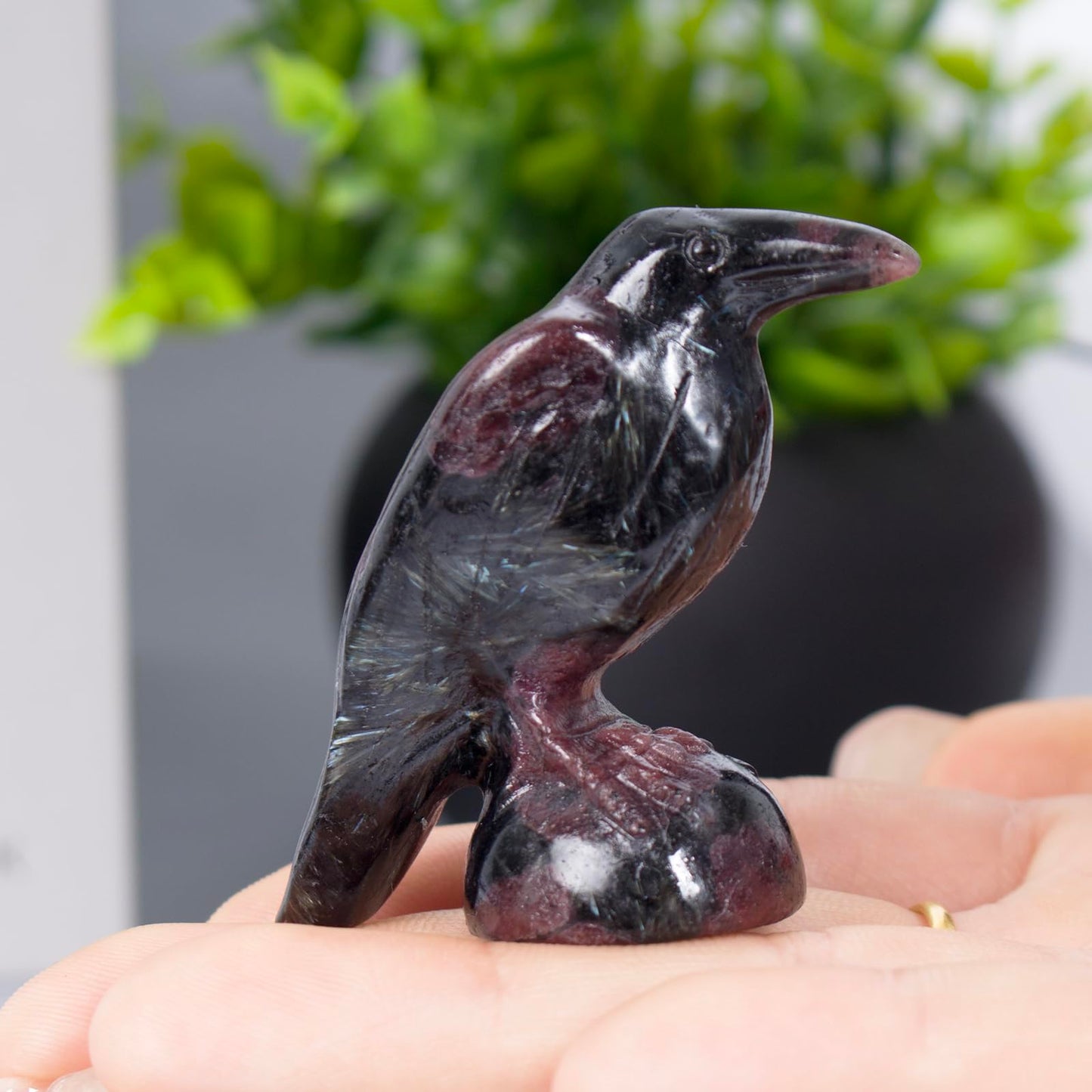 QLRSUXN Natural Garnet Raven Figurines, 2 Inch Healing Crystal Animal Statues, Lucky Guardian Pocket Crow Figurines as Women’s Gifts, Raven Statues for Office Home Decor and Ornament.