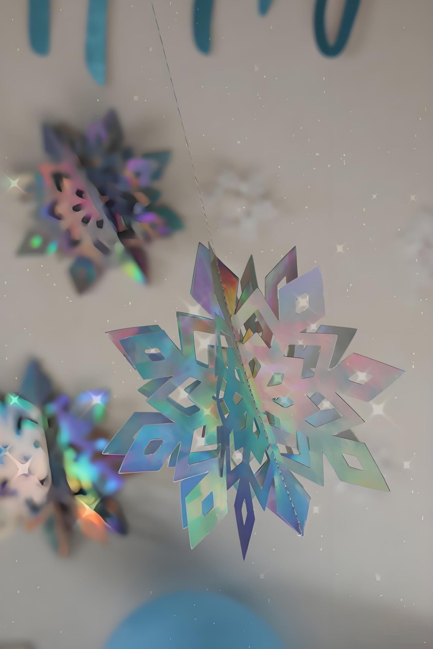 12pcs 3D Christmas Hanging Snowflakes Decorations， Iridescent Paper Snowflakes Snow Flakes Garland for Winter Wonderland Frozen Christmas Birthday Party Decorations，