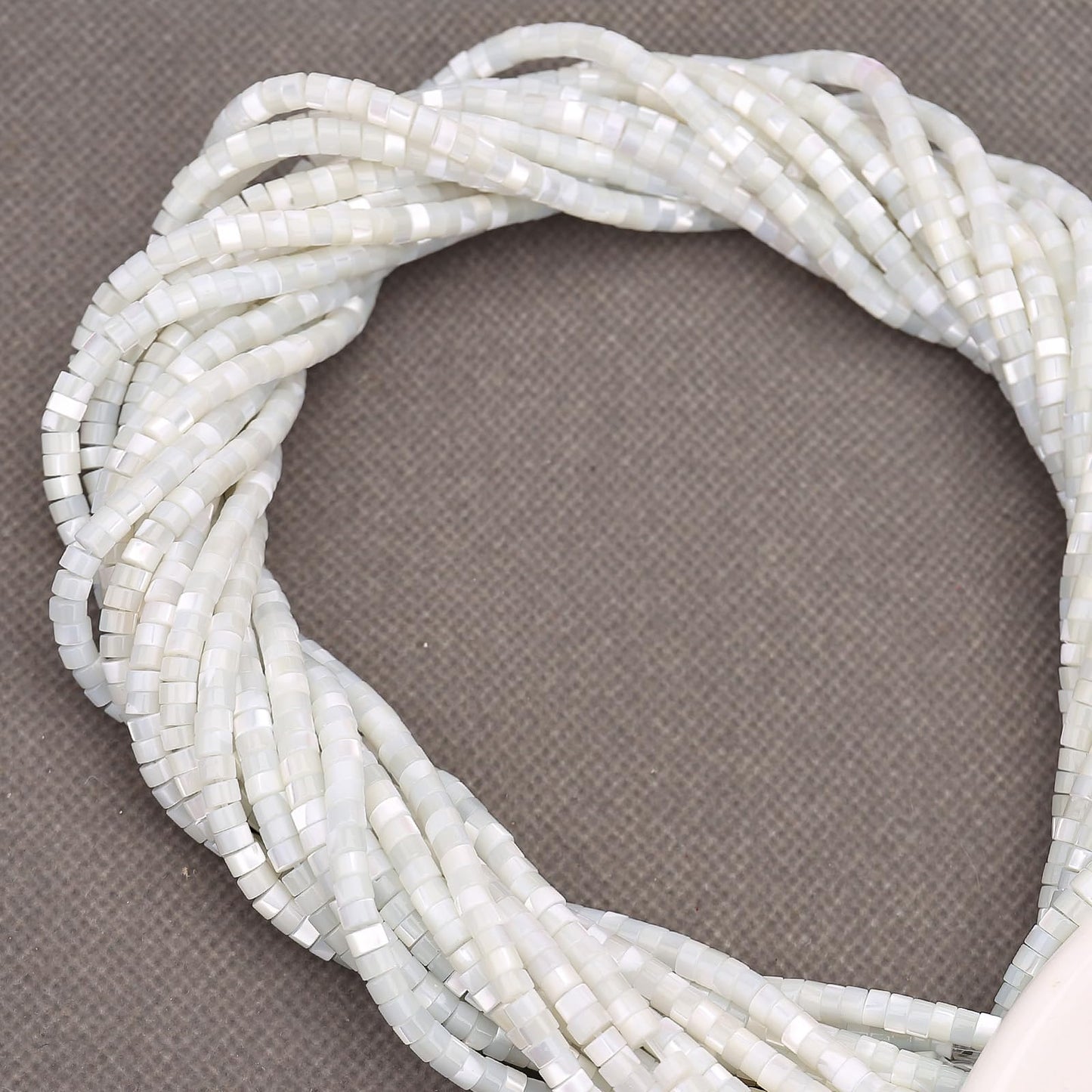BONNY BOXX 150PCs Natural White Shell Spacer Beads, Loose Semi Precious Flat Round Gemstone Heishi Disc Stone Beads for Beading Jewelry Making 4mm*2mm
