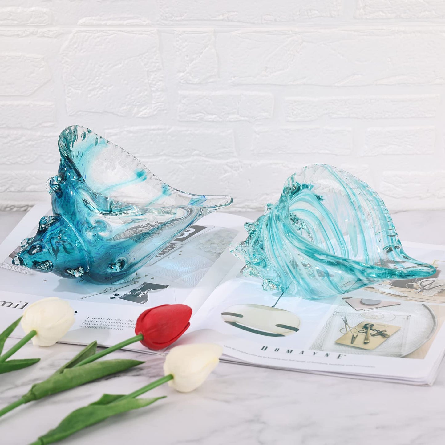 Hand-blown glass conch sculpture, modern green sea glass art decorative conch statue, coastal decor shell sculpture, suitable for living room TV cabinets, offices, shelf decorations and ornaments.