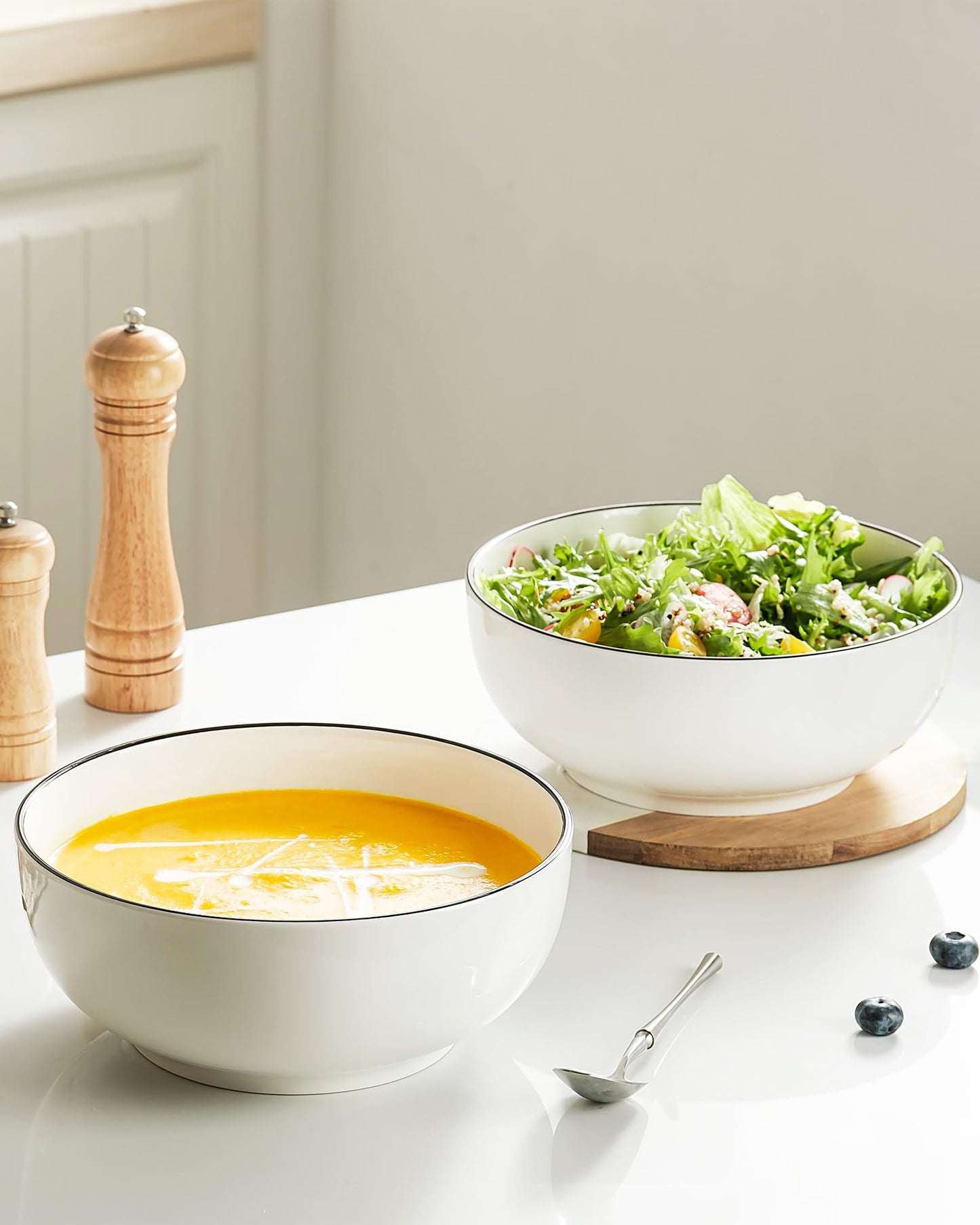 Dafuceramic Salad Bowls, 120 OZ(10") Large Serving Bowls Set of 2, Ceramic White Serving Bowls for Salad, Soup, Pasta and Dinner, Large Porcelain Bowl Set for Entertaining with Black on the Rim