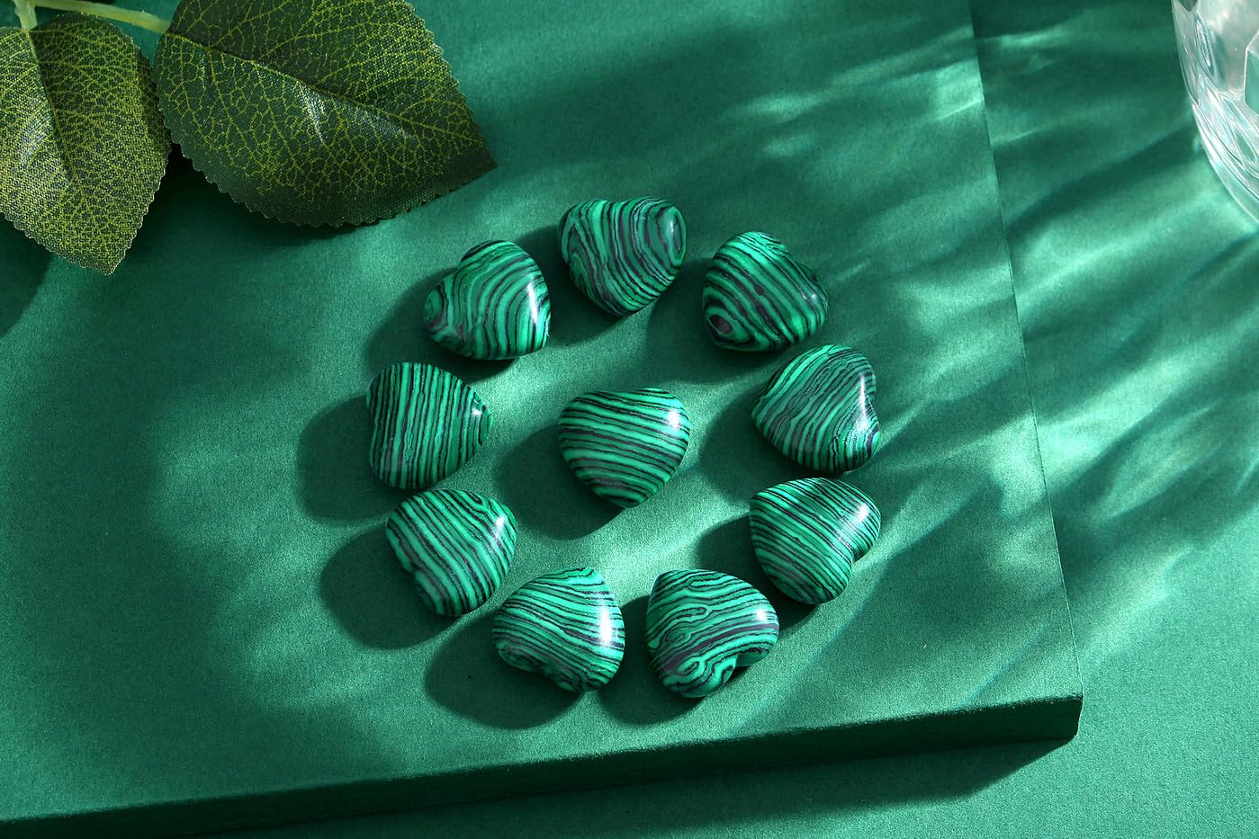 QINJIEJIE 10PCS Green Malachite Heart Crystals Stones Thick Love Shaped Gemstones Pocket Palm Crystal Bulk Polished Thumb Gem Set Wholesale Worry Stones Reiki Energy Spiritual Guardian Mini Gift
