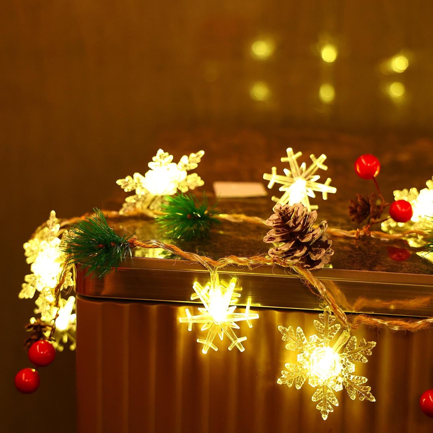 30 Led 10ft Christmas Garland Snowflake Lights, Pine Cones Red Berry Battery Operated Fairy String Lights 8 Lighting Modes with Timer Indoor Outdoor Tree Decor Fireplace Mantle Decorations Warm White
