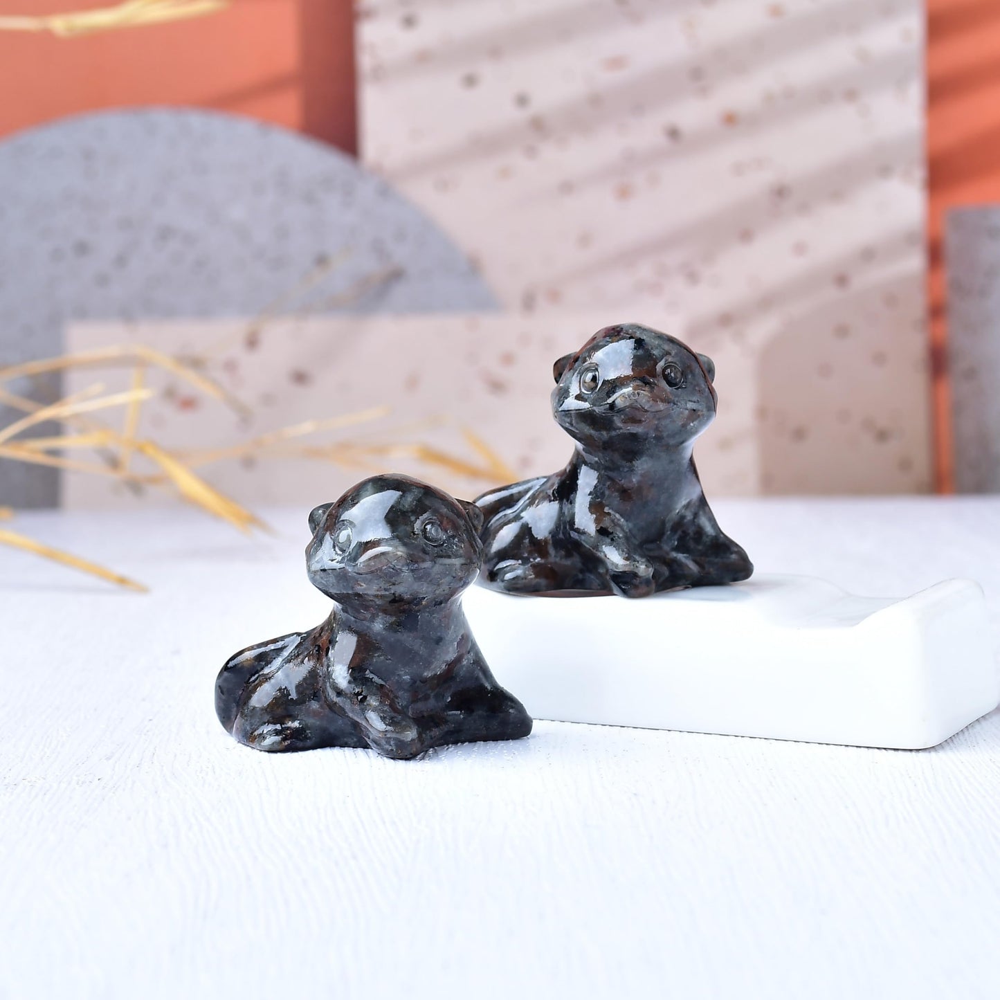 WUYOUSHI Flame Stone Otter Figurine - Hand Carved Healing Crystal Otter Statue, Lucky Gemstone Sculpture for Home Office Desk Decor, Spiritual Gift for Animal Lovers & Nature Enthusiasts