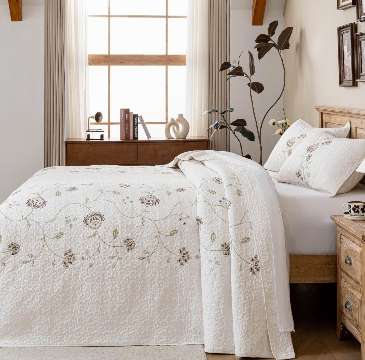 meadow park Embroidery Quilt Set 3-Piece Prewashed. 100% Cotton. Embroidery and Allover Quilting. Queen Size Bed Spread. Ivory Color.