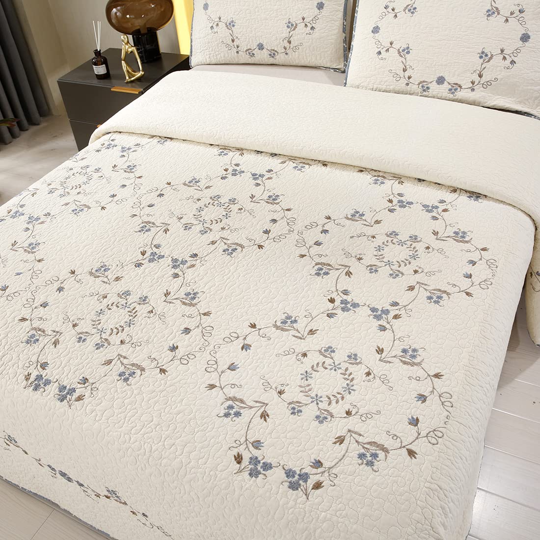 vctops 3-Piece Elegant Floral Embroidered Bedspread Coverlet Set Oversize Queen 100% Cotton Reversible Patchwork 1 Quilt and 2 Pillow Shams (Flower B,Oversize Queen)