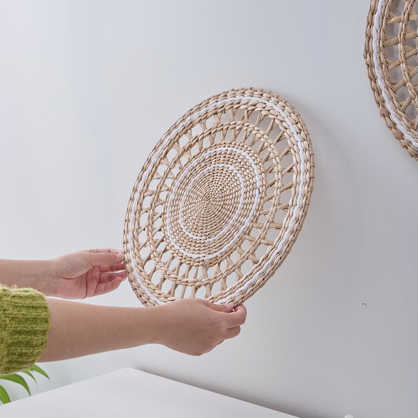 Deosur 2PCS Boho Woven Grass Wall Hanging & Tray – 35CM Handmade Round Wall Art for Living Room & Bedroom – Dual-Purpose, in White