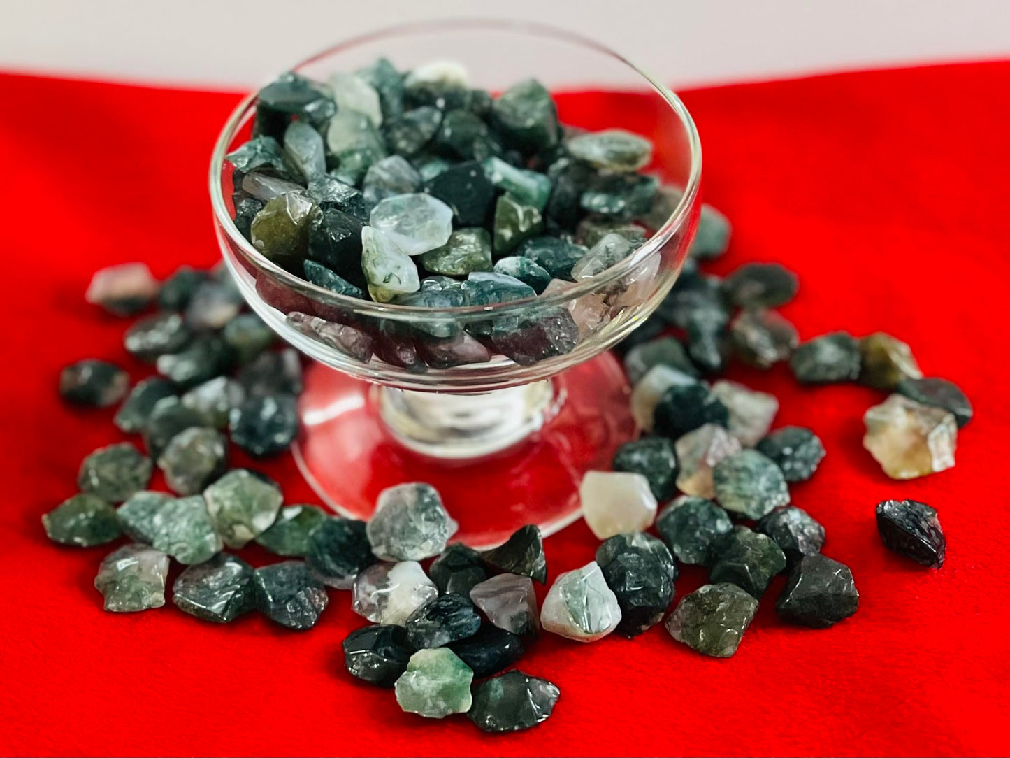 Indian Consigners Natural Crushed Polished Tumbled Gem Stone Chips, Decoration & Healing Crystals (Moss Agate)