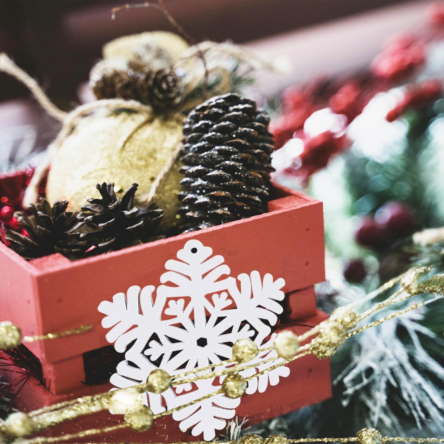 16Pcs White Snowflakes Ornaments Wooden Snowflake Christmas Ornament for Winter Home Tree Garland Christmas Decoration Holiady Crafts 8 Styles White Hollowed Hanging Ornaments