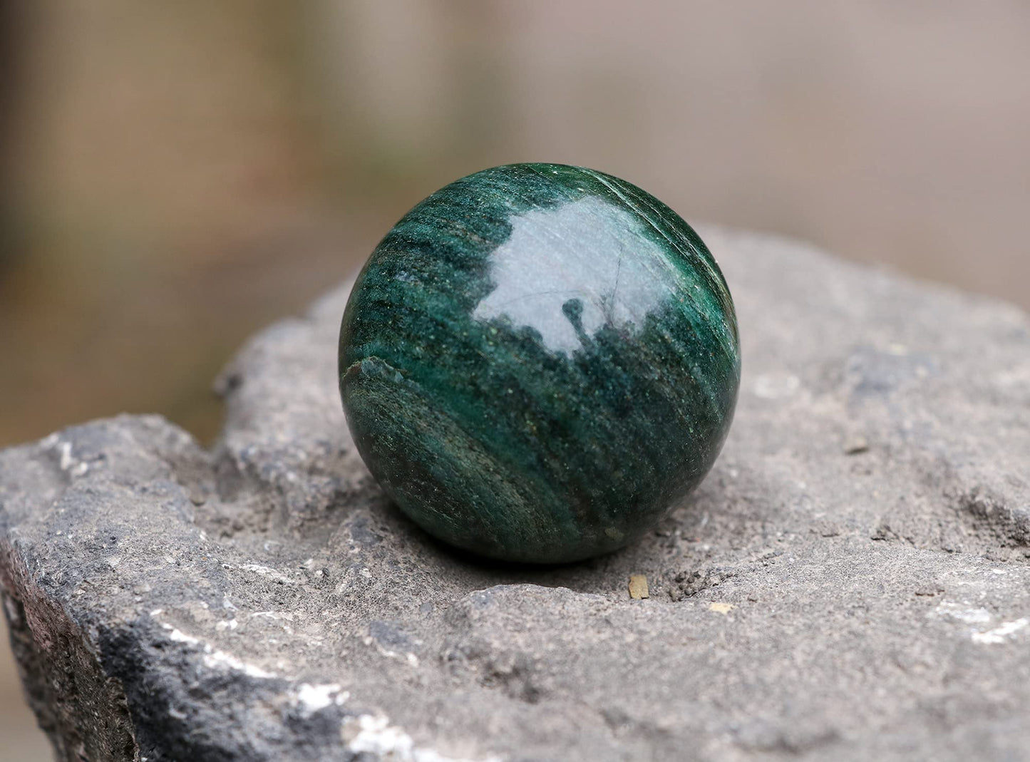 Crocon 35mm Green Aventurine Stone Sphere Ball with Metal Stand 1400+ Carats Gemstone Ball Healing Sphere Sculpture Figurine for Fengshui Divination Home Decoration Photography Crystal Sphere
