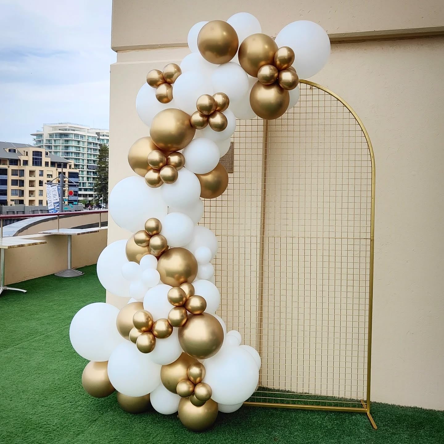 White and Gold Latex Balloons, 60pcs 12 Inches Metallic Gold and White Confetti Balloons with 1 Ribbon for New Year, Birthday, Baby Shower Party Decorations