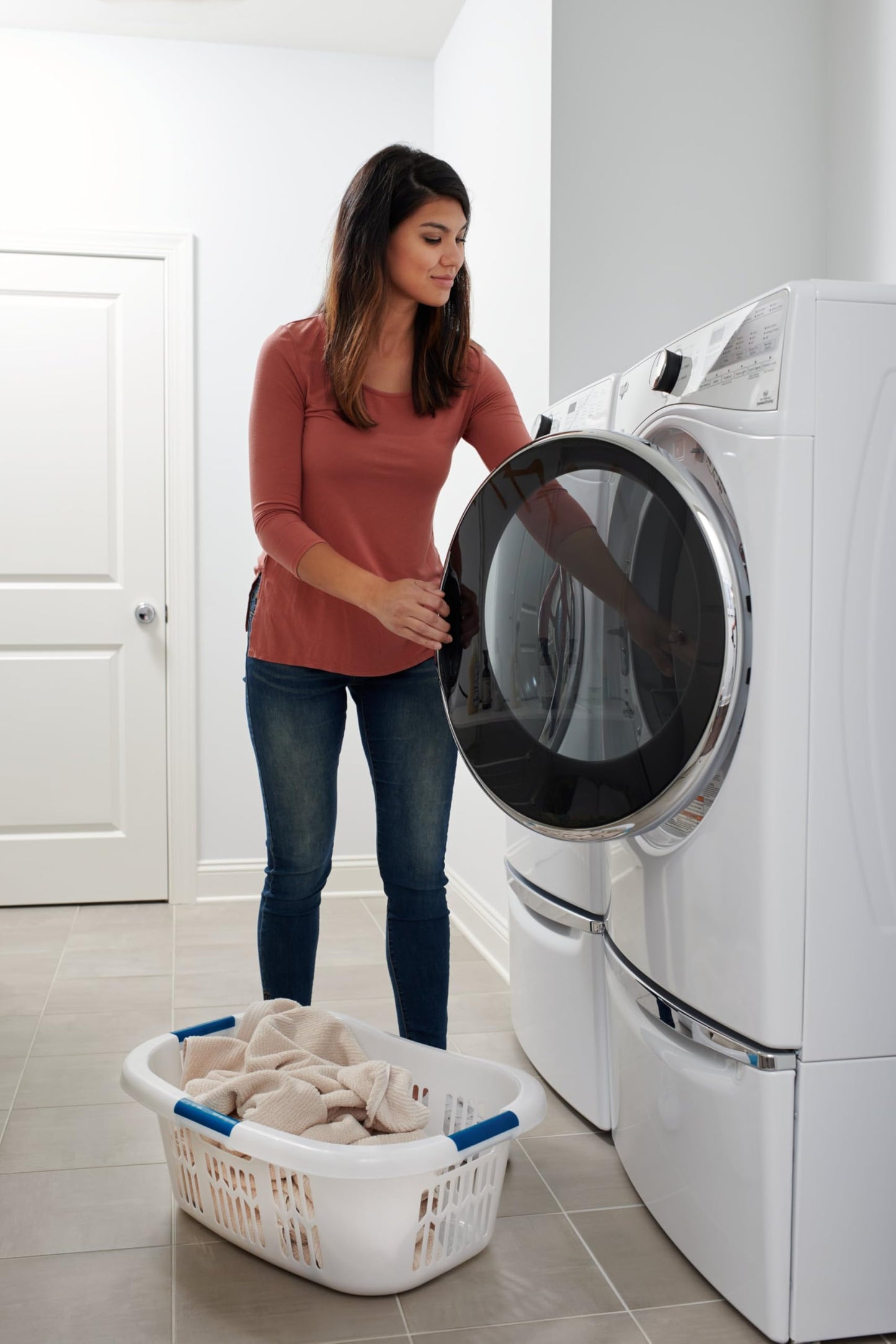 Rubbermaid Large Hip-Hugger Laundry Basket/Hamper, 1.5-Bushel, White, Stackable Storage Bin/Organizer for Bathroom/Bedroom/Dorm/Home