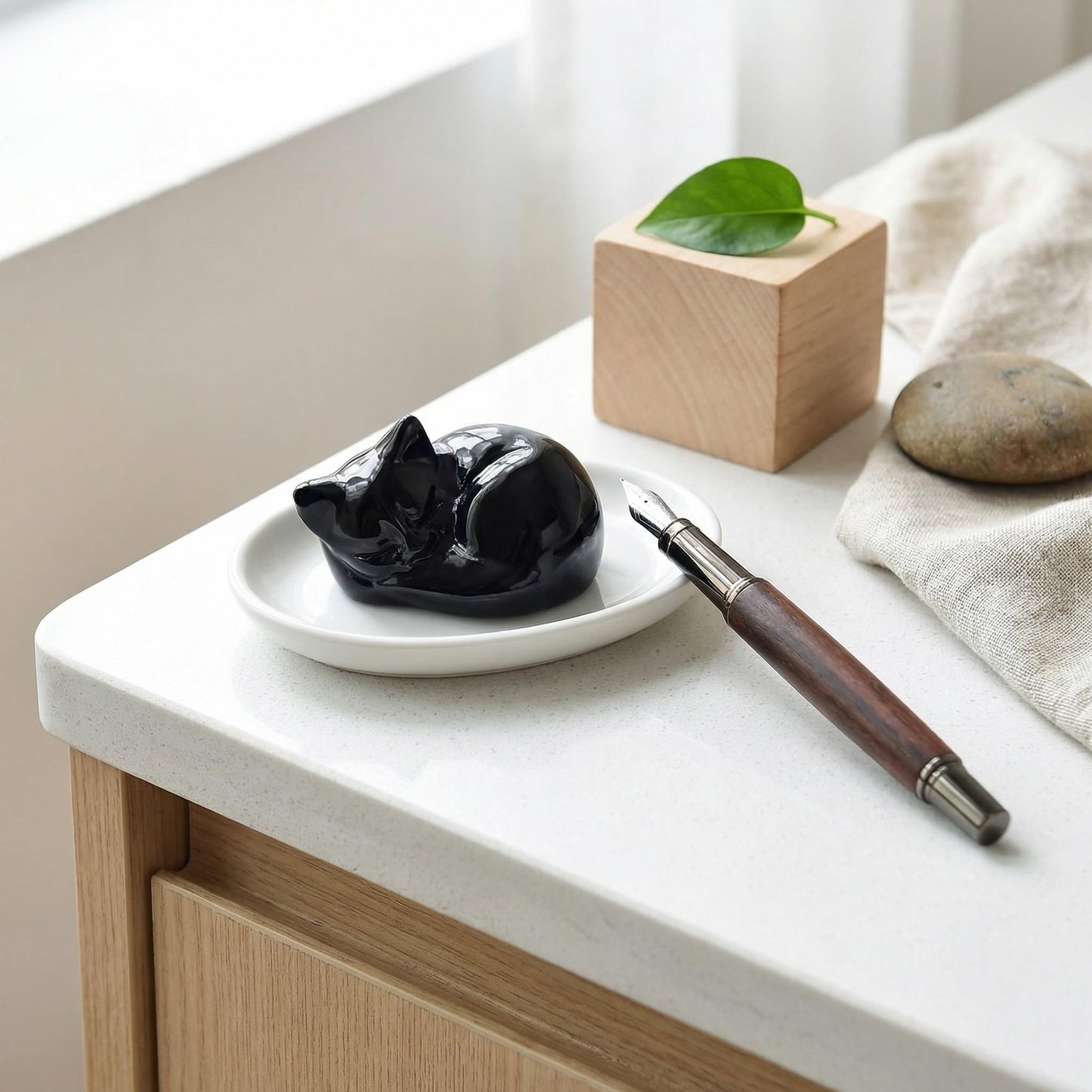 RUIJINGYUAN Black Obsidian Cat Statue - 2 Inch Hand Carved Healing Crystal Figurine, Sleeping Cat Stone Sculpture for Desk Decor, Office Home Gift for Cat Lovers