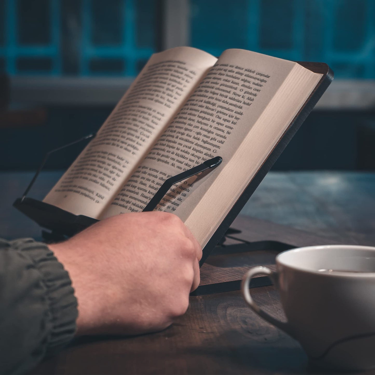 Vigo Wood Book Stand, Book Holder, Reading Stand, Cookbook Holder, Recipe Book Stand, Wooden Book Stands for Reading, Cookbook Stand for Kitchen, Book Holder for Reading in Bed (Walnut)