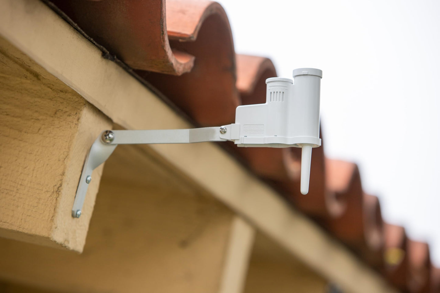Hunter Rain Clik WRCLIK Wireless Rain Sensor with Freeze Shutoff, Automatic Shutoff for Sprinkler Controllers, Compatible with Most Irrigation Controllers, Mounts Easily to Gutter or Wall