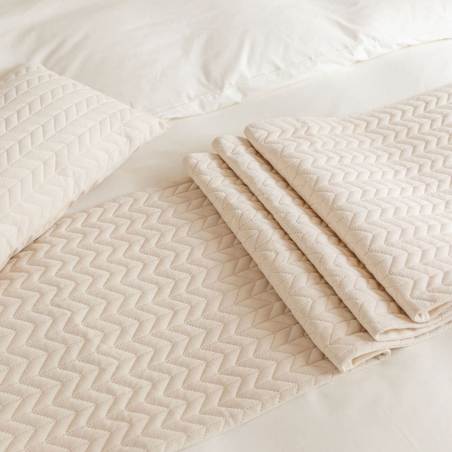 Fudaiki Bed Runner Quilted Wave Pattern Fleece Bed Throws for Foot of Bed Bedding Scarf Protection for Bedroom Hotel Beige King