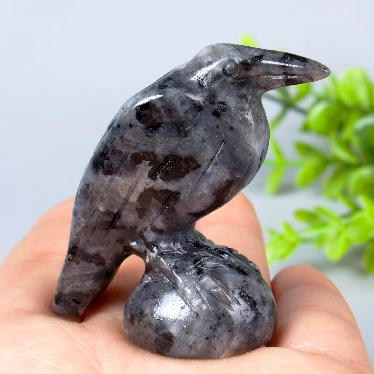 QLRSUXN Natural Shimmer Stone Raven Figurines,2 Inch Healing Crystal Animal Statues,Lucky Guardian Pocket Crow Figurines as Women’s Gifts,Raven Statues for Office Home Decor and Ornament.