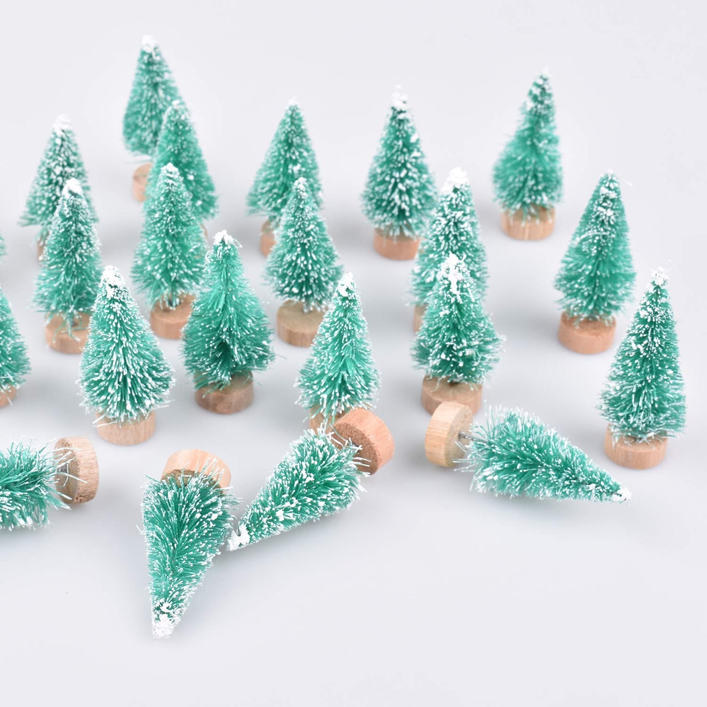 24 Pieces Artificial Mini Christmas Sisal Snow Frost Trees with Wood Base Bottle Brush Trees Plastic Winter Snow Ornaments Tabletop Trees for Christmas Party Home Decoration (Green)