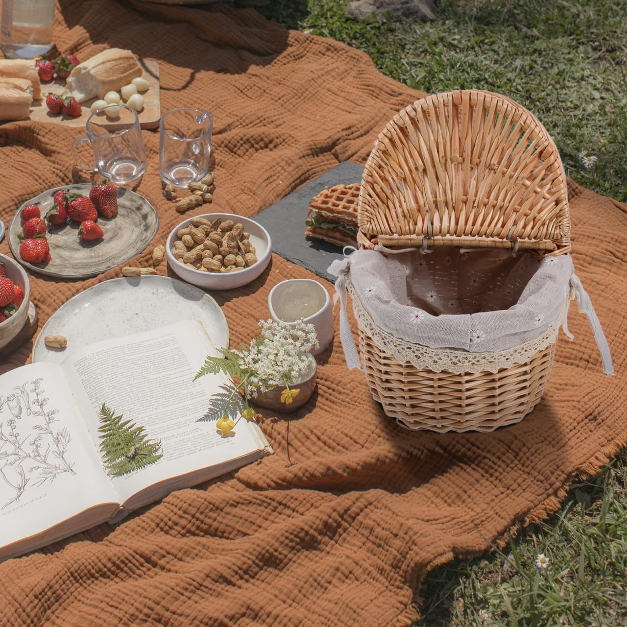 Wicker Picnic Basket with Lid and Handle: Small Hand Woven Rattan Tote Basket Food Hamper Gift for Wedding Easter Outdoor Beach Picnic Camping
