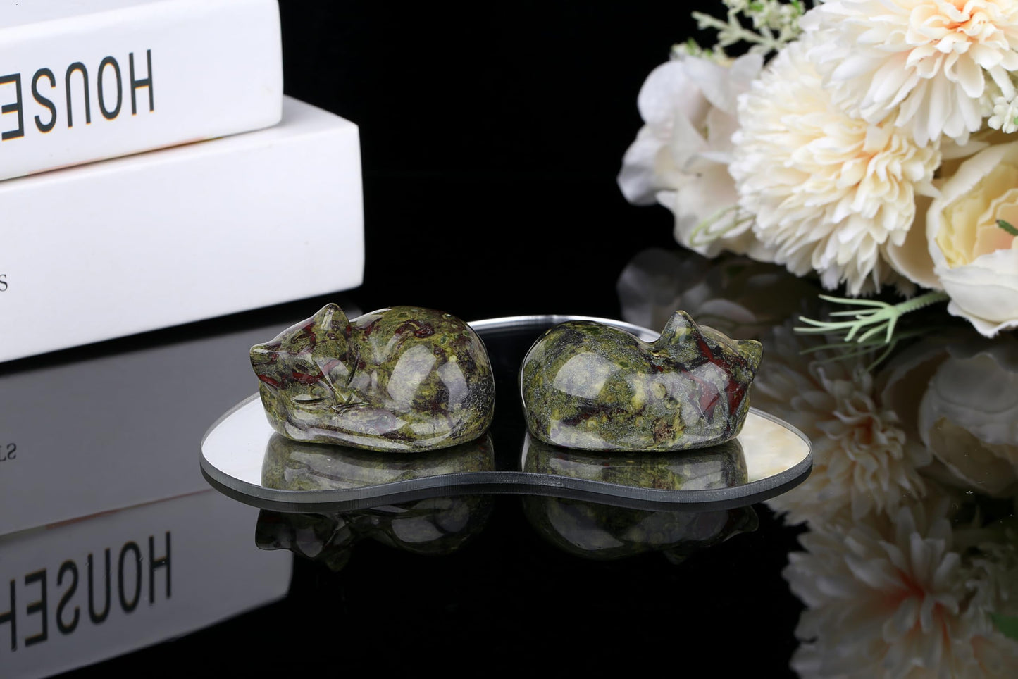 YATOJUZI 2" Cat Decor Figurines Dragon Blood Stone Crystals Sleeping Cats Decor Hand Carved Cute Crystal Animal Statues Decors Room Home Office Desk Decorations Cat Gifts for Women