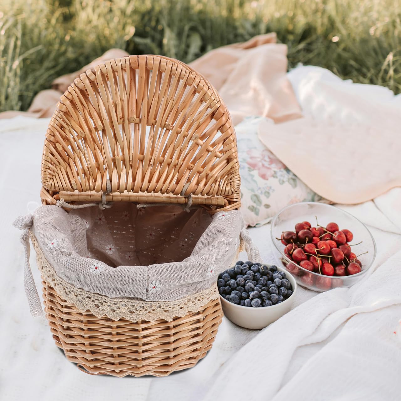 Wicker Picnic Basket with Lid and Handle: Small Hand Woven Rattan Tote Basket Food Hamper Gift for Wedding Easter Outdoor Beach Picnic Camping