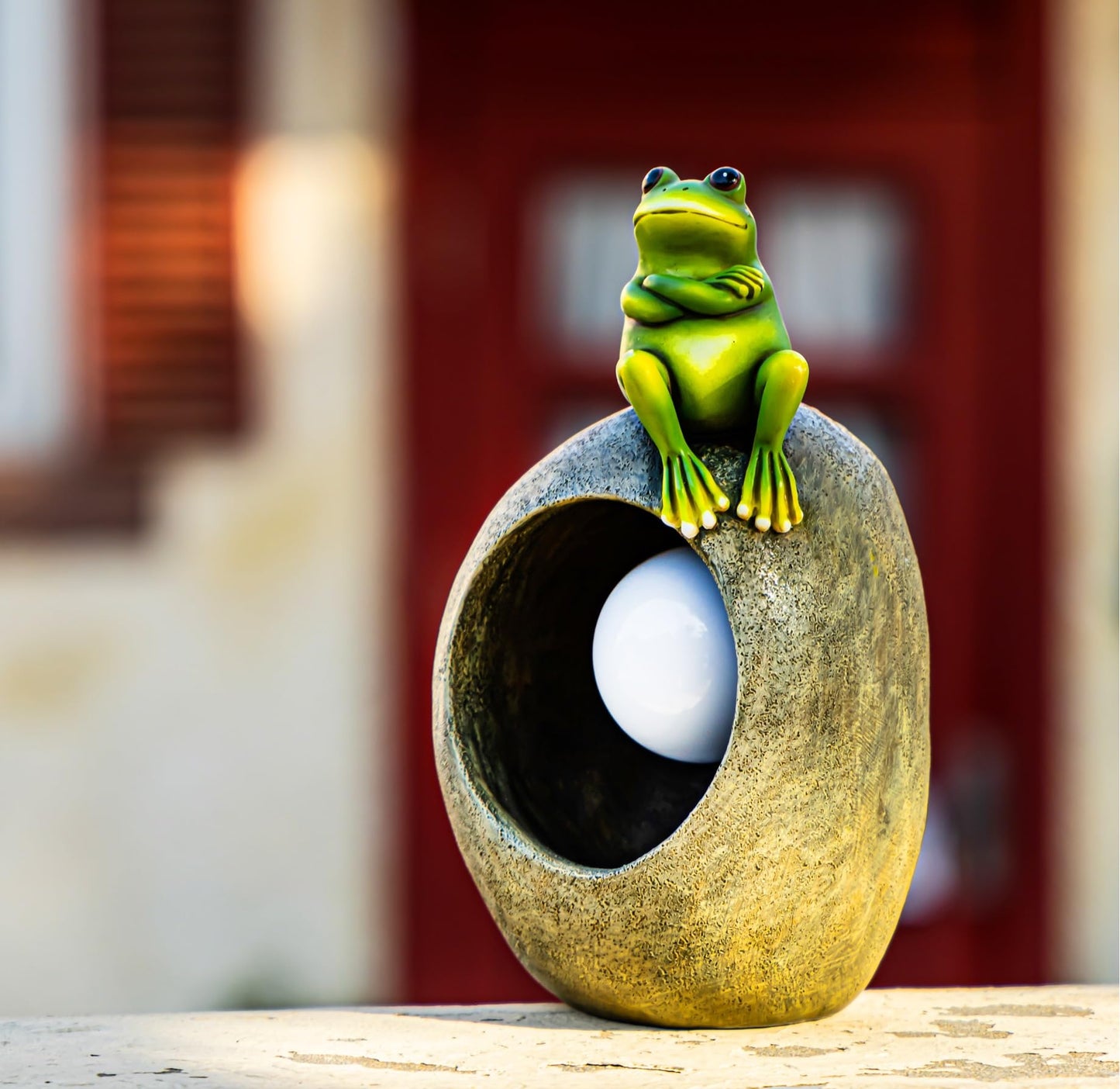 WHIMSYNOOK 9.1" Resin Perched Frog Solar LED Garden Statue Light, Ideal for Porch, Lawn, Yard, Housewarming, or Birthday Gifts for Mom, Family, and Froggy Lovers