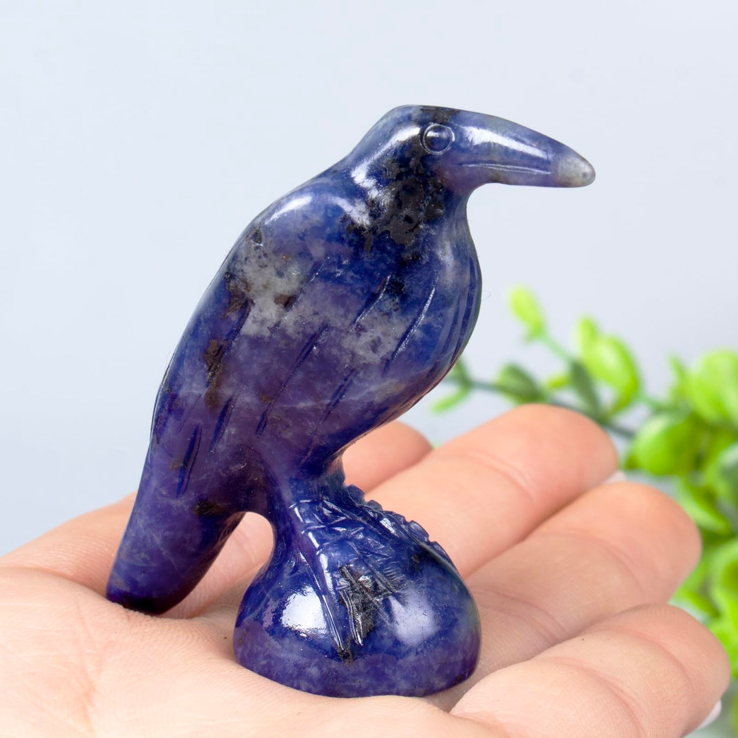 QLRSUXN Natural Blue Sodalite Raven Figurines,2 Inch Healing Crystal Animal Statues,Lucky Guardian Pocket Crow Figurines as Women’s Gifts,Raven Statues for Office Home Decor and Ornament.