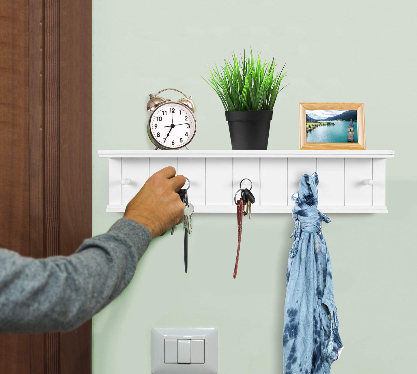 Greenco Entryway Wall Mounted Floating Shelf with Wooden Peg Style Hooks, Hat and Coat Hanging Storage Shelf, 24” – White