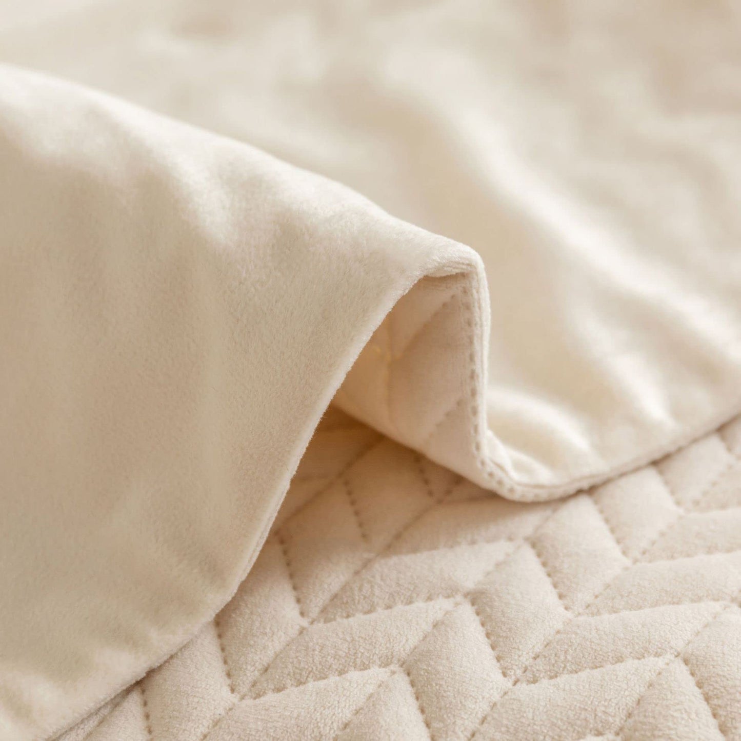 Fudaiki Bed Runner Quilted Wave Pattern Fleece Bed Throws for Foot of Bed Bedding Scarf Protection for Bedroom Hotel Beige King