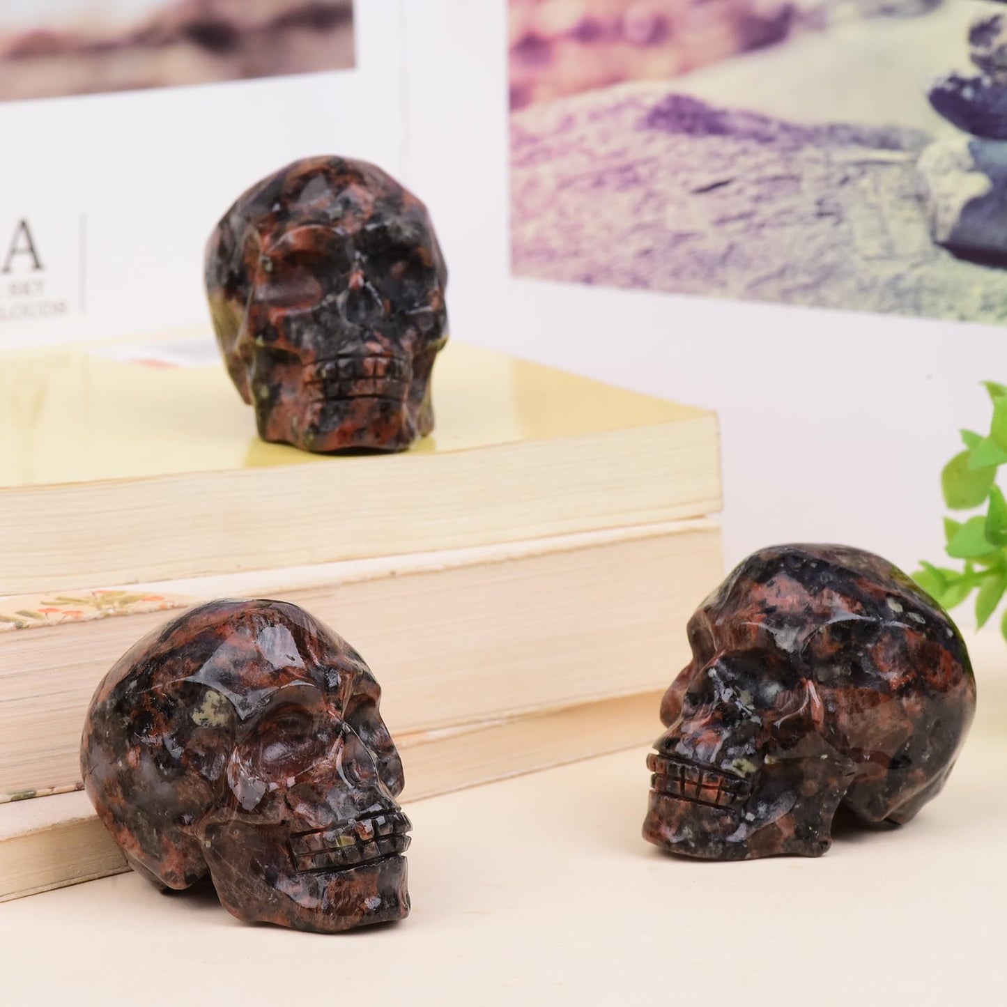 QLRSUXN 2 Inch Mahogany Obsidian Crystal Skulls Decor,Human Skull Sculpture Statues Healing Crystal Decor,Halloween Skull Figurines,Home Office Decoration Christmas Meditation Gifts for Men Women